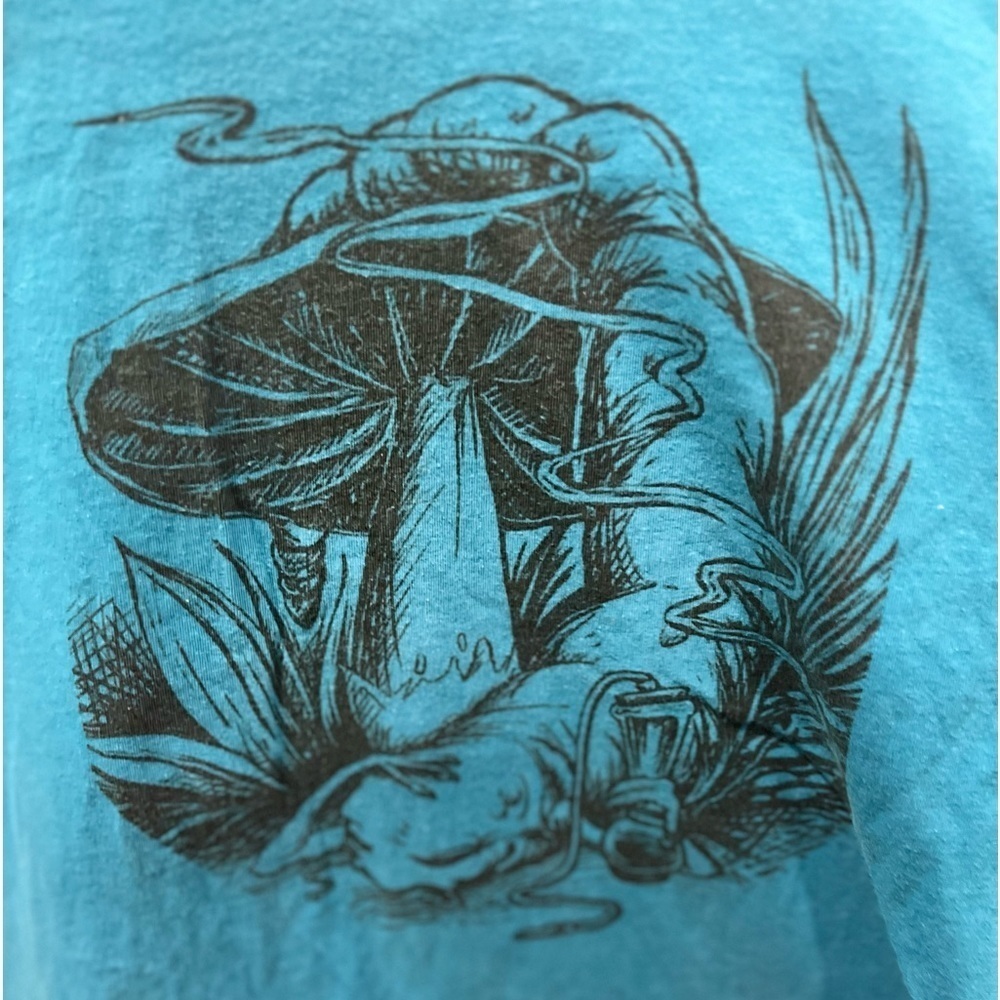 We’re All Mad Here t-shirt size XL in GUC